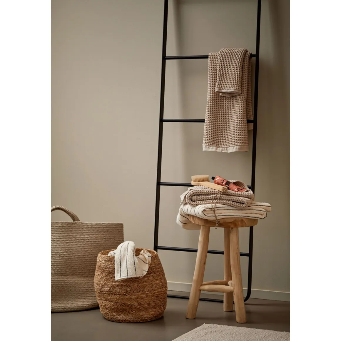 Alpina Innenfarbe pure farben 2,5 L Graubeige matt