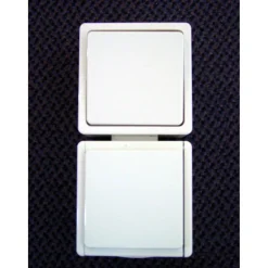 Hochkant Feuchtraum Aufputz-Kombi Aquarius Steckdose und Aus-/Wechselschalter polarweiß